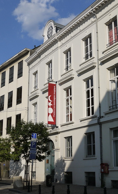 L�ancienne Salle Patria, situ�e dans la Rue du Marais, abrite actuellement le �th��tre de la Montagne magique� 