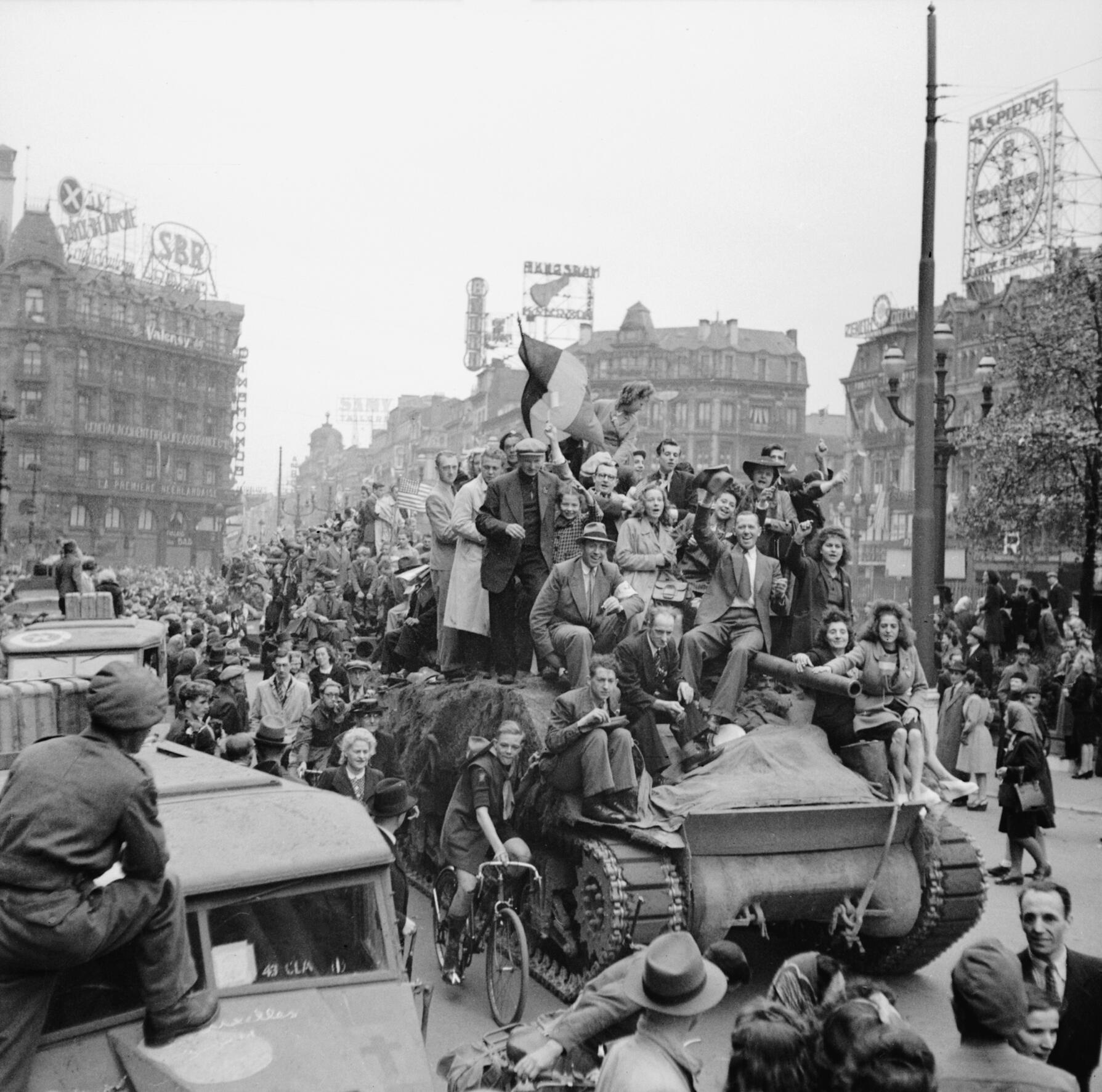 Liesse lors de la lib�ration de Bruxelles par les troupes britanniques, le 4 septembre 1944 - Civils paradant sur un tank Sherman