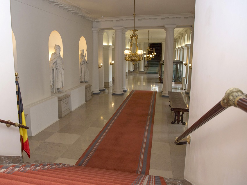 Peristyle monumental staircase