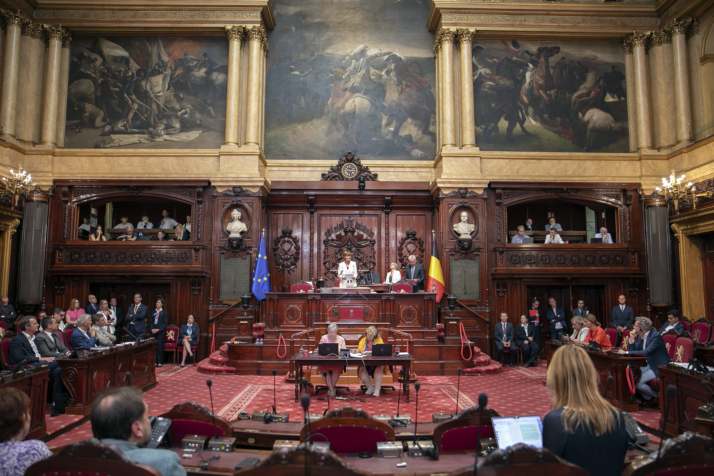  Gecoöpteerde senatoren leggen de eed af