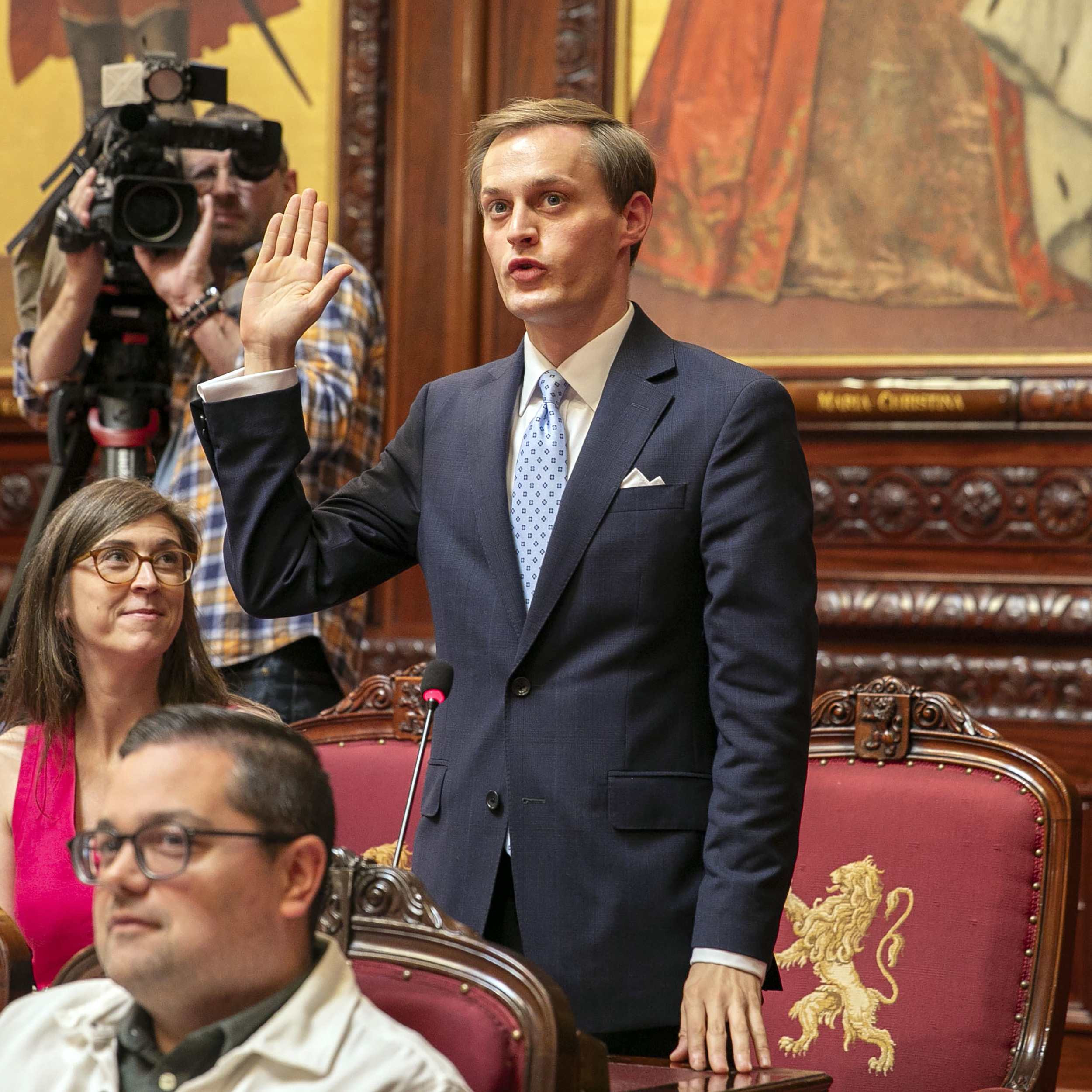  Gecoöpteerde senatoren leggen de eed af